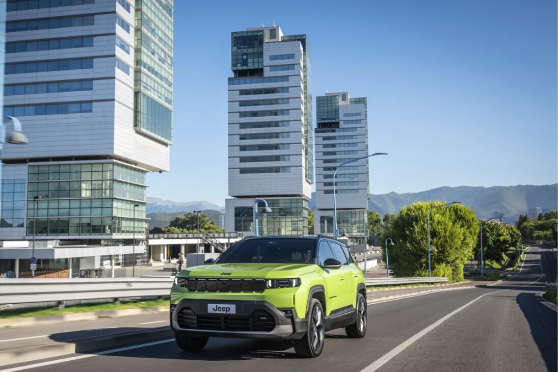 Jeep lança novo Compass maior, mais confortável e eficiente com versões híbridas e elétricas de até 375 CV