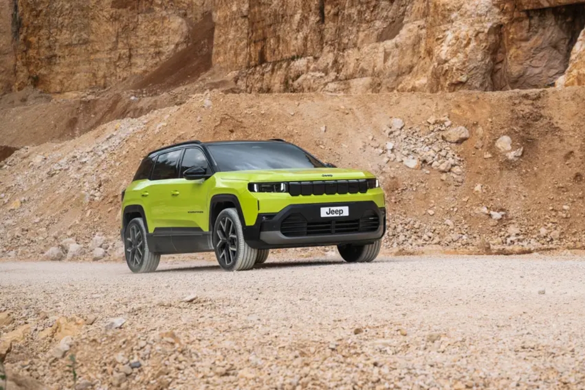 Jeep lança novo Compass maior, mais confortável e eficiente com versões híbridas e elétricas de até 375 CV