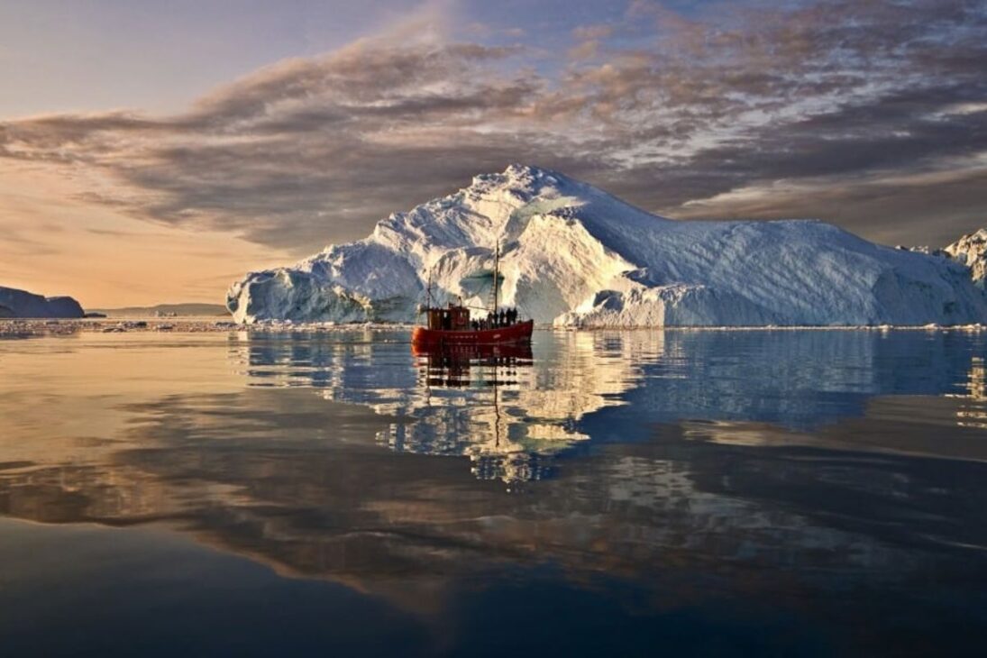 EUA miram a Groenlândia em meio ao degelo no Ártico, com minerais críticos e terras raras no centro da disputa, envolvendo bases, licenças, riscos ambientais e projetos bilionários até 2026.