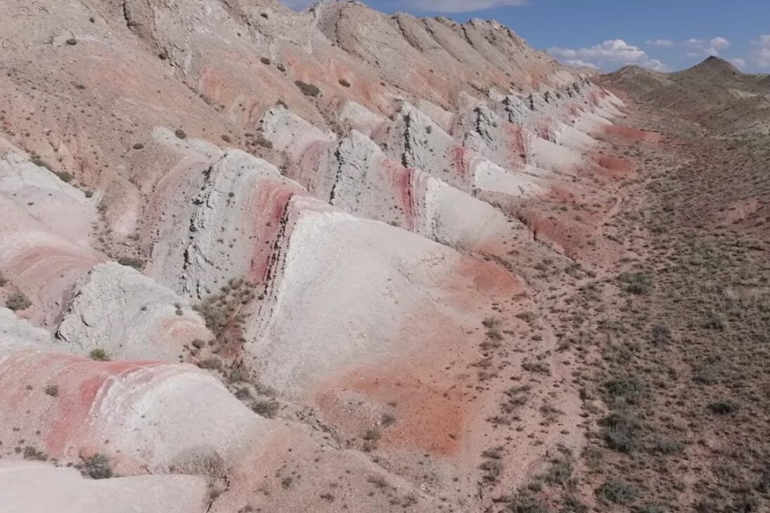 Montanhas do Dente de Serra formam chapinhas por erosão e camadas inclinadas, criando um relevo que parece ossos de dragão e intriga turistas.