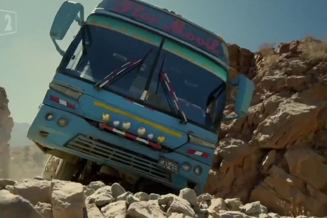 Rota de ônibus mais perigosa do planeta corta os Andes no Peru rumo a Lima, com motorista experiente enfrentando penhascos, zigue-zagues mortais e décadas de risco para garantir que chegar vivo sempre venha antes da pressa.