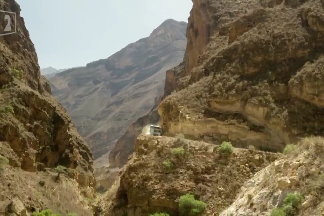 Rota de ônibus mais perigosa do planeta corta os Andes no Peru rumo a Lima, com motorista experiente enfrentando penhascos, zigue-zagues mortais e décadas de risco para garantir que chegar vivo sempre venha antes da pressa.