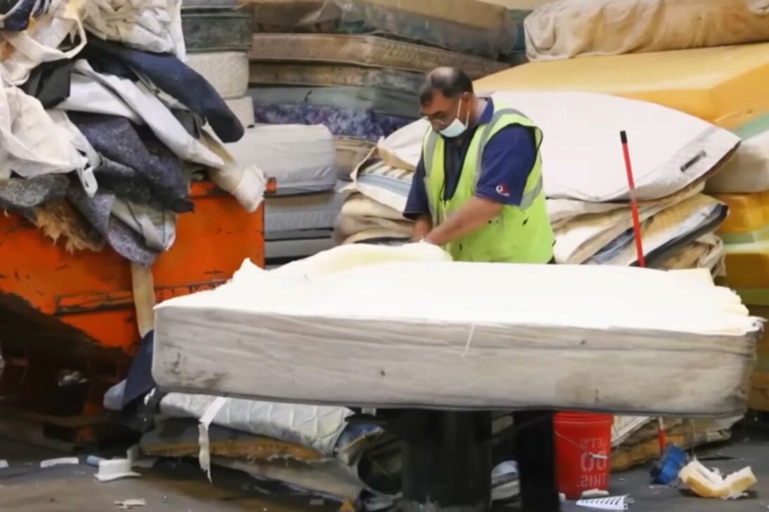 A reciclagem de colchões reduz pressão em aterros sanitários, fortalece a economia circular e mostra como colchões nos Estados Unidos viram valor.