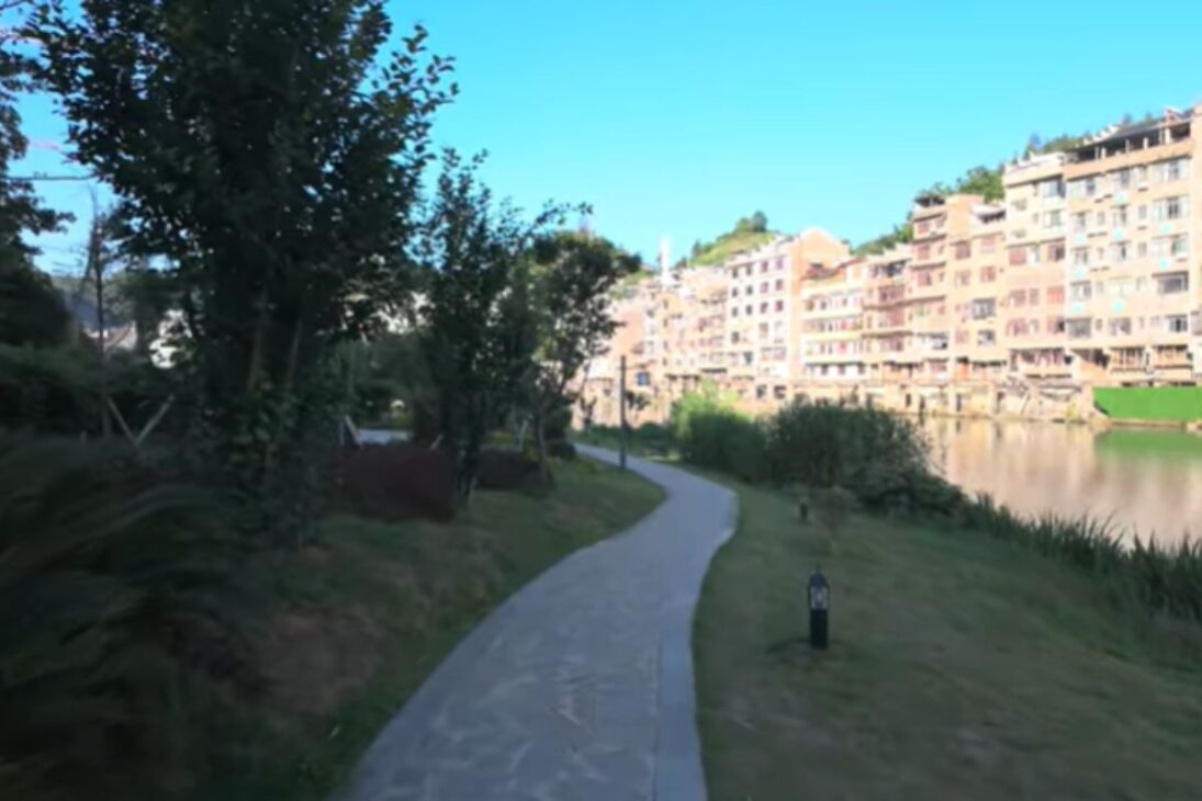 Descubra a cidade chinesa milenar e a cidade antiga de Zhenyuan, com muralha antiga, ruas de pedra e trilhas cênicas inesquecíveis.