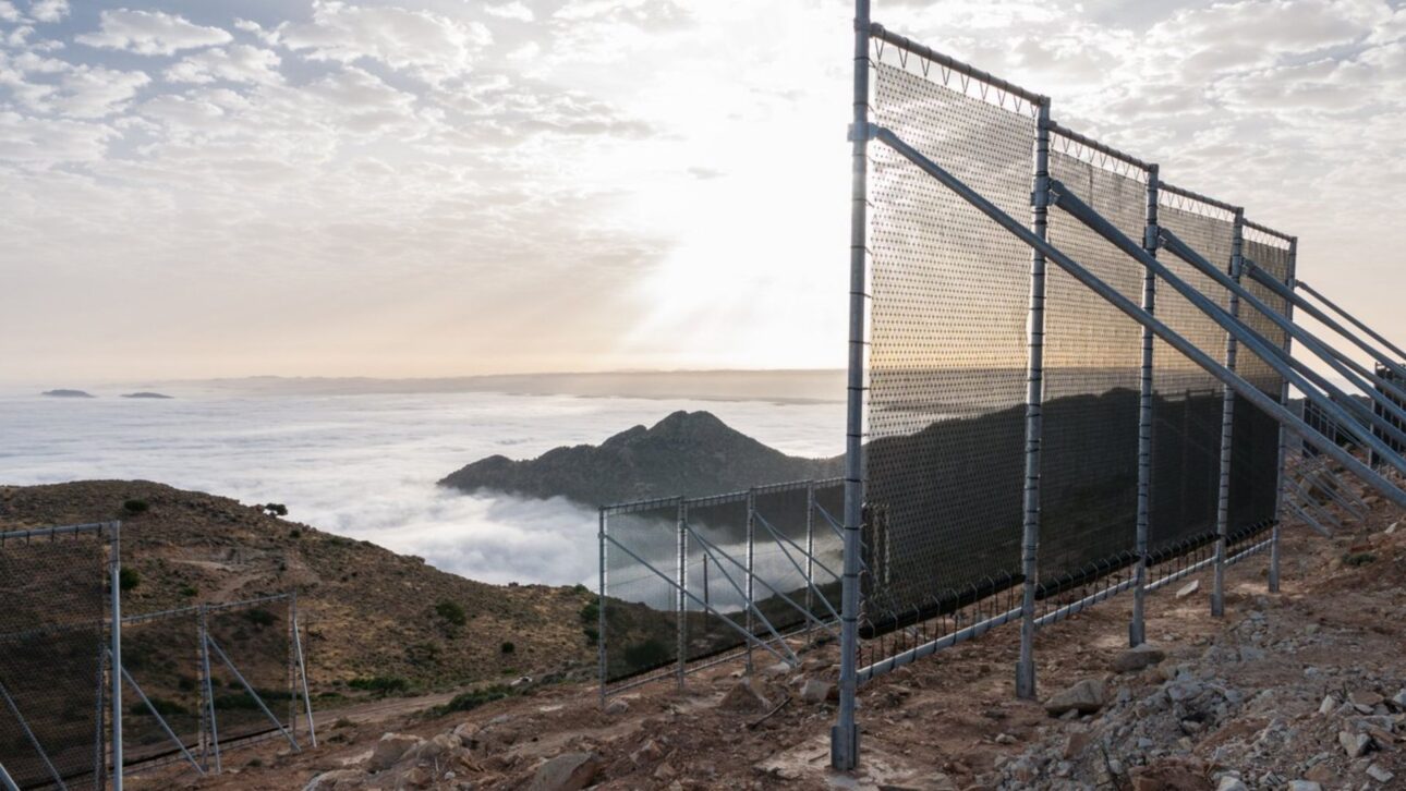 Tecnologia alemã capta água da neblina no Marrocos e abastece vilarejos perto do Saara com redes que transformam umidade do ar em água potável.