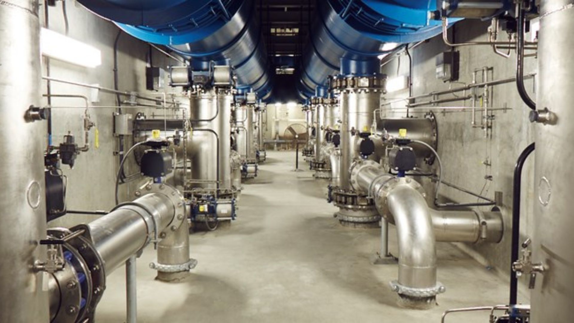 Sistema na Califórnia purifica 130 milhões de galões de esgoto por dia, injeta água no subsolo, protege aquíferos do mar e reduz dependência de rios distantes.