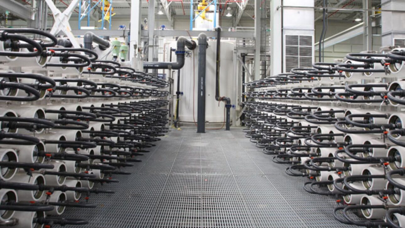 Sistema na Califórnia purifica 130 milhões de galões de esgoto por dia, injeta água no subsolo, protege aquíferos do mar e reduz dependência de rios distantes.