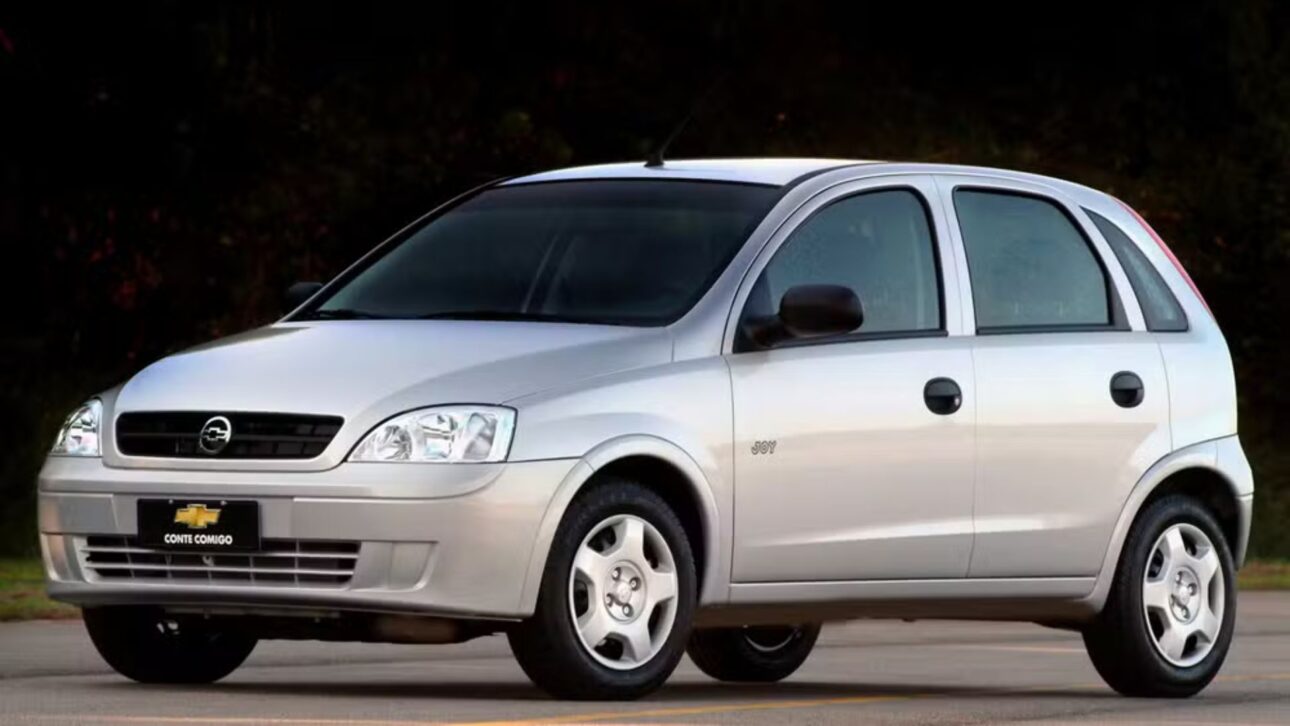 Carros usados até R$ 25 mil em 2026 com ar-condicionado, bom desempenho e espaço: sedã com 510 litros e hatch de até 105 cv.