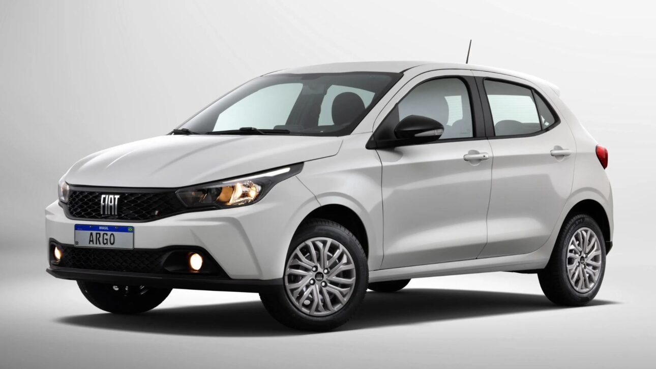 Fiat Argo 1.0 2026 mantém consumo eficiente e mecânica simples, mas preço perto de R$ 92 mil reacende debate sobre custo-benefício e carro popular.