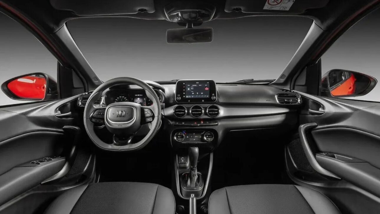 Fiat Argo 1.0 2026 mantém consumo eficiente e mecânica simples, mas preço perto de R$ 92 mil reacende debate sobre custo-benefício e carro popular.