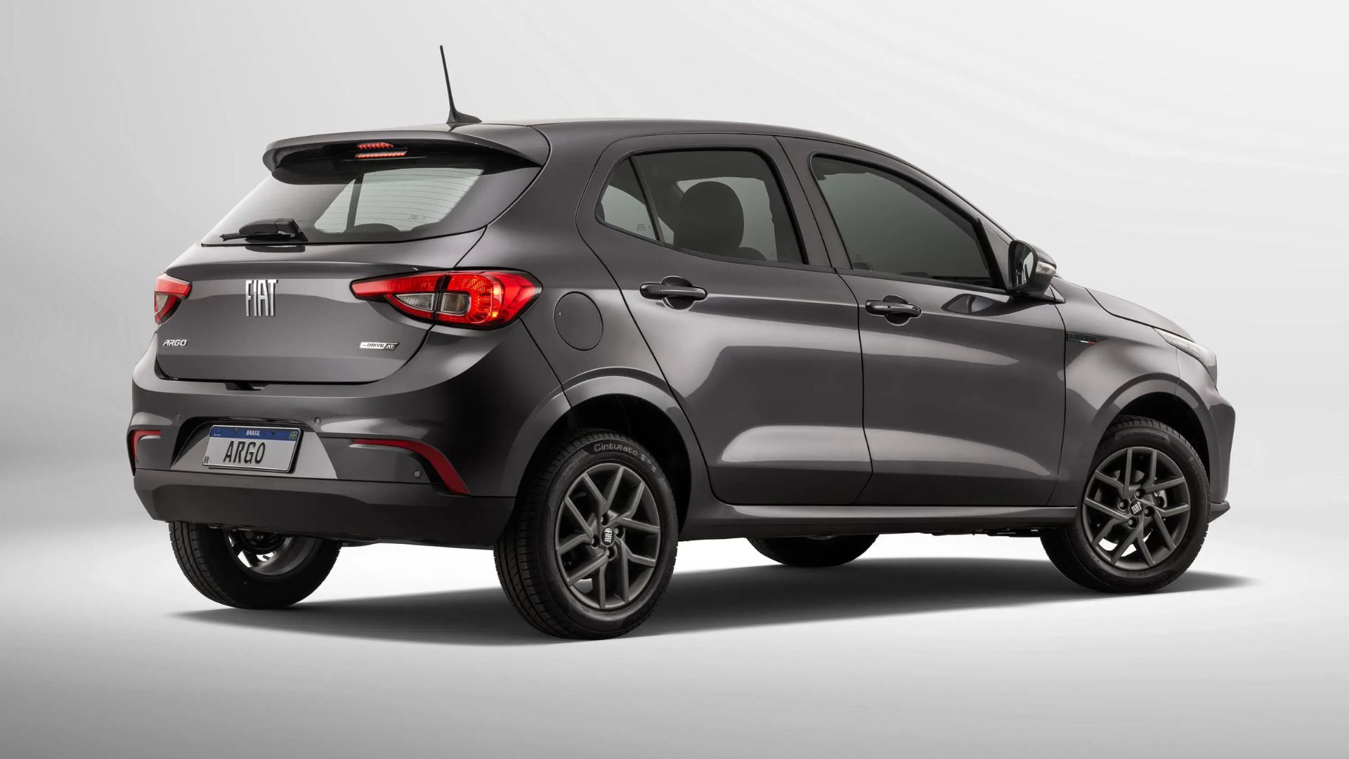 Fiat Argo 1.0 2026 mantém consumo eficiente e mecânica simples, mas preço perto de R$ 92 mil reacende debate sobre custo-benefício e carro popular.