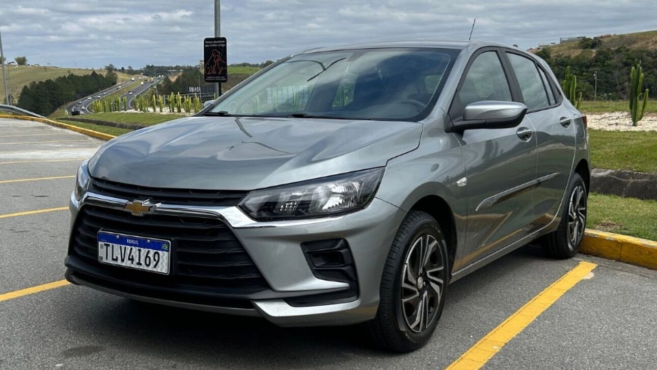 Chevrolet Onix 1.0 se destaca pelo consumo de até 17,4 km/l e baixo custo de manutenção, decisivo para quem busca primeiro carro econômico.