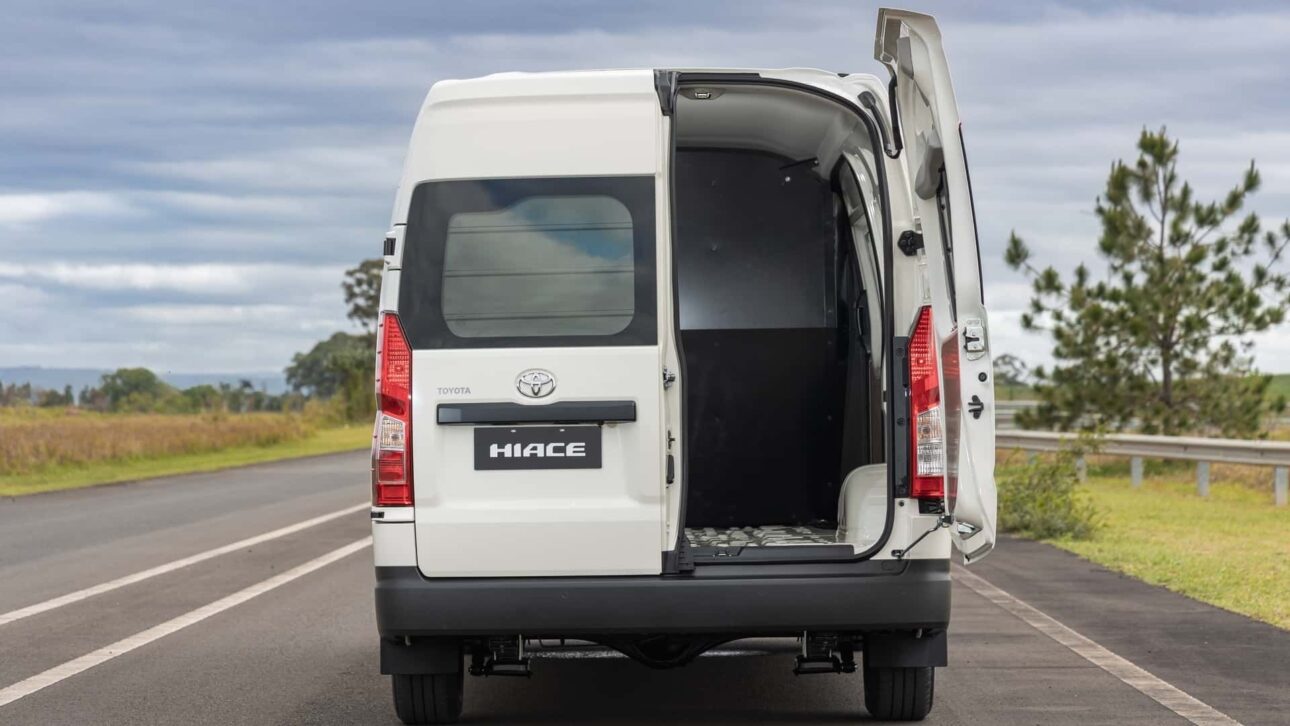 Toyota lança Hiace Furgão no Brasil com motor da Hilux, câmbio automático, 1.055 kg de carga e garantia de até 10 anos por R$ 304.990.
