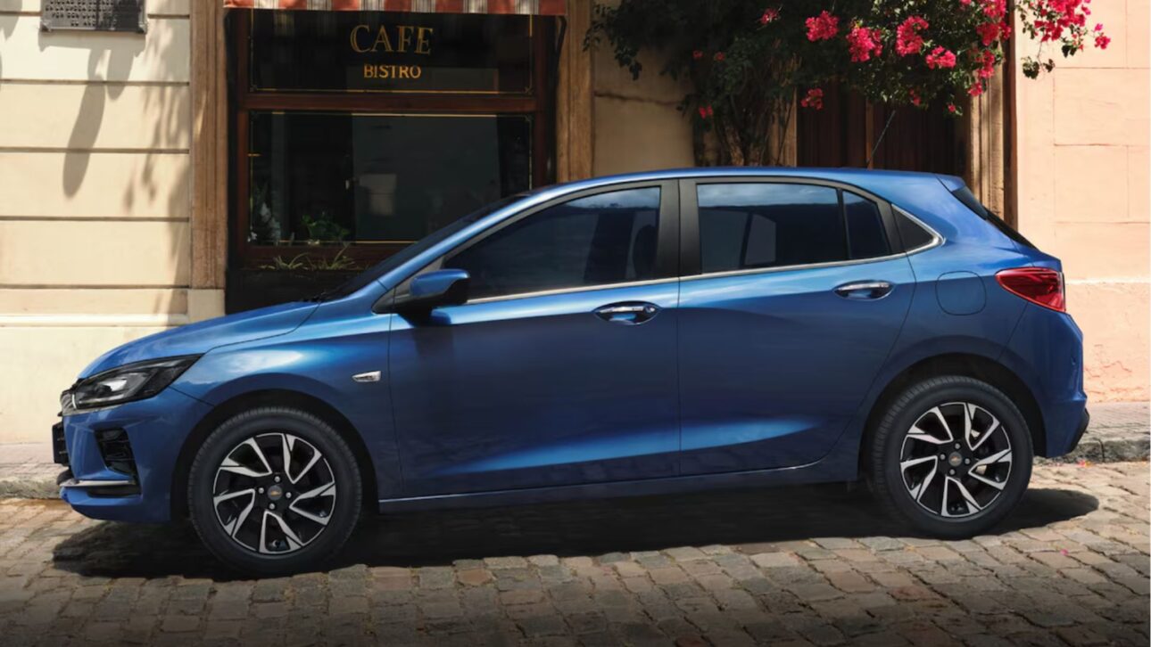 Avaliação do Chevrolet Onix LT 2026 com motor 1.0 aspirado, câmbio manual de 6 marchas, consumo real e equipamentos em um hatch compacto.