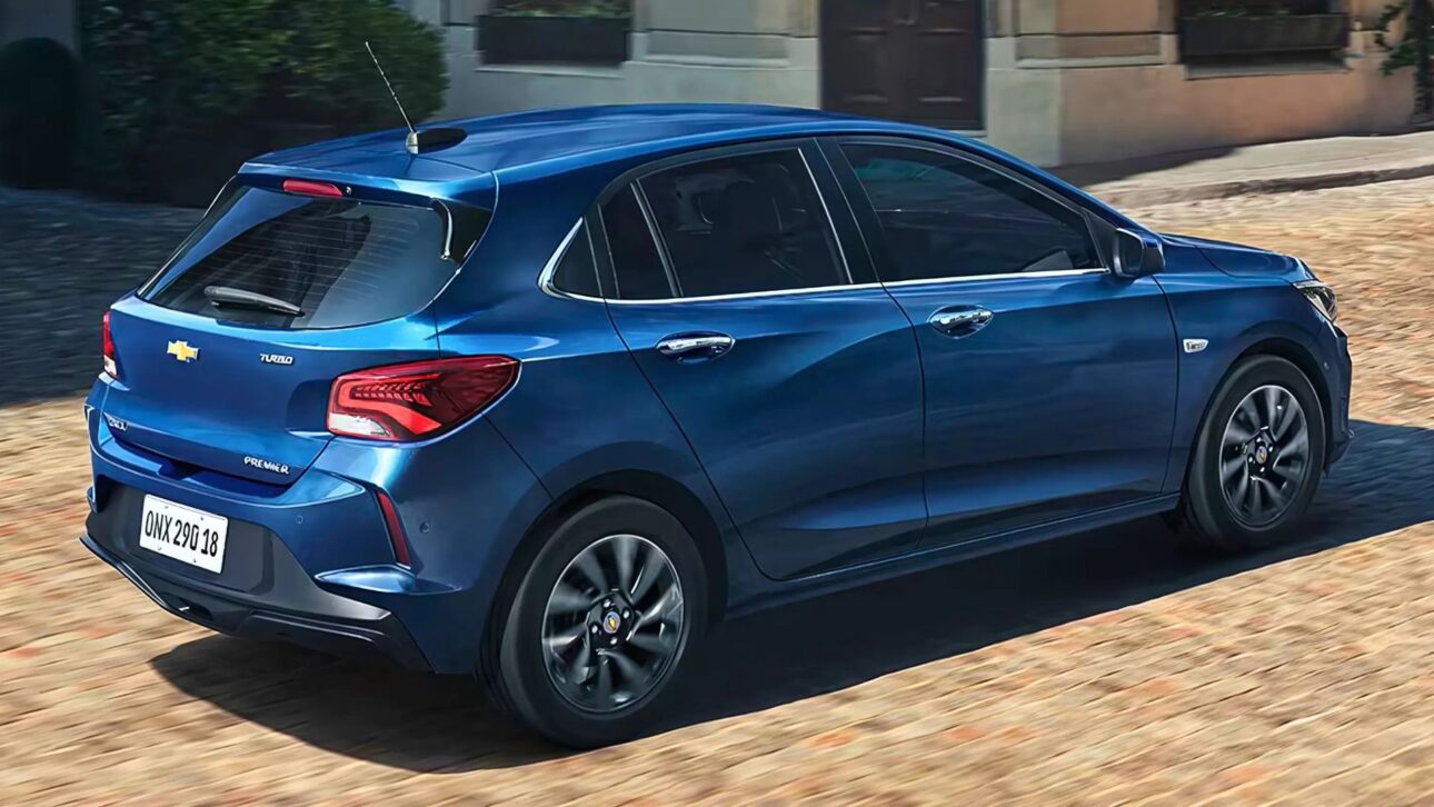 Avaliação do Chevrolet Onix LT 2026 com motor 1.0 aspirado, câmbio manual de 6 marchas, consumo real e equipamentos em um hatch compacto.