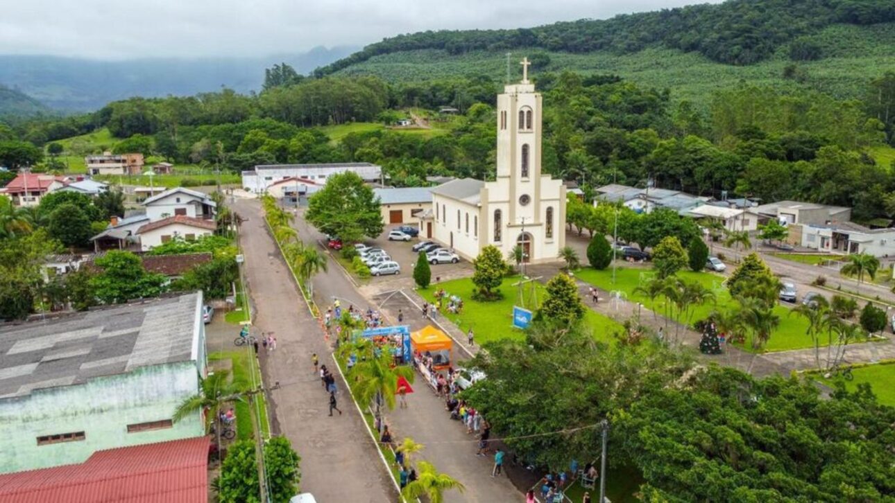 Morrinhos do Sul revela poços de água cristalina, rapel, balonismo sobre cânions, bananais e vistas raras entre serra, lagoas e mar.