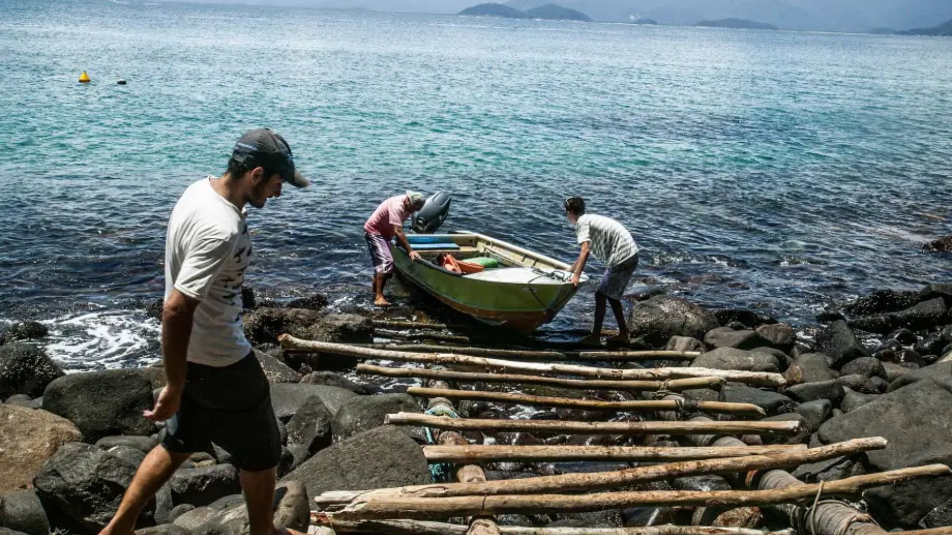 Família de pescadores vive isolada na ilha Montão de Trigo, em SP, com água de nascente e energia solar, mantendo rotina tradicional perto do continente.