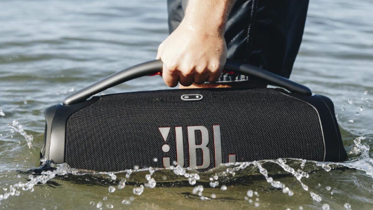 JBL Boombox 3 tem promoção histórica, som potente em três vias, bateria de 24h, IP67 e powerbank, virando opção forte para festas e viagens.