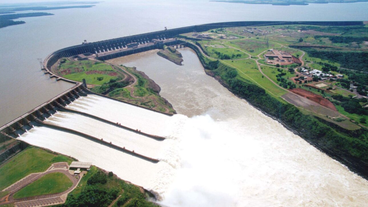 Plano para criar 400 mil toneladas de tilápia em Itaipu avança no Paraguai, mas enfrenta entraves no Brasil e alertas de biólogos sobre riscos ambientais.