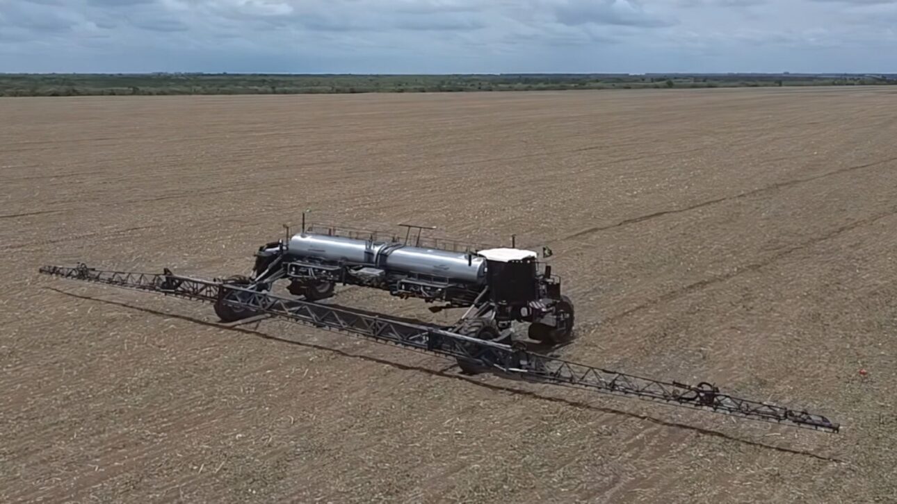 Pulverizador brasileiro Overlander 18.000 impressiona com barra de 42 m e tanque de 18 mil litros, elevando a escala e a eficiência no campo.