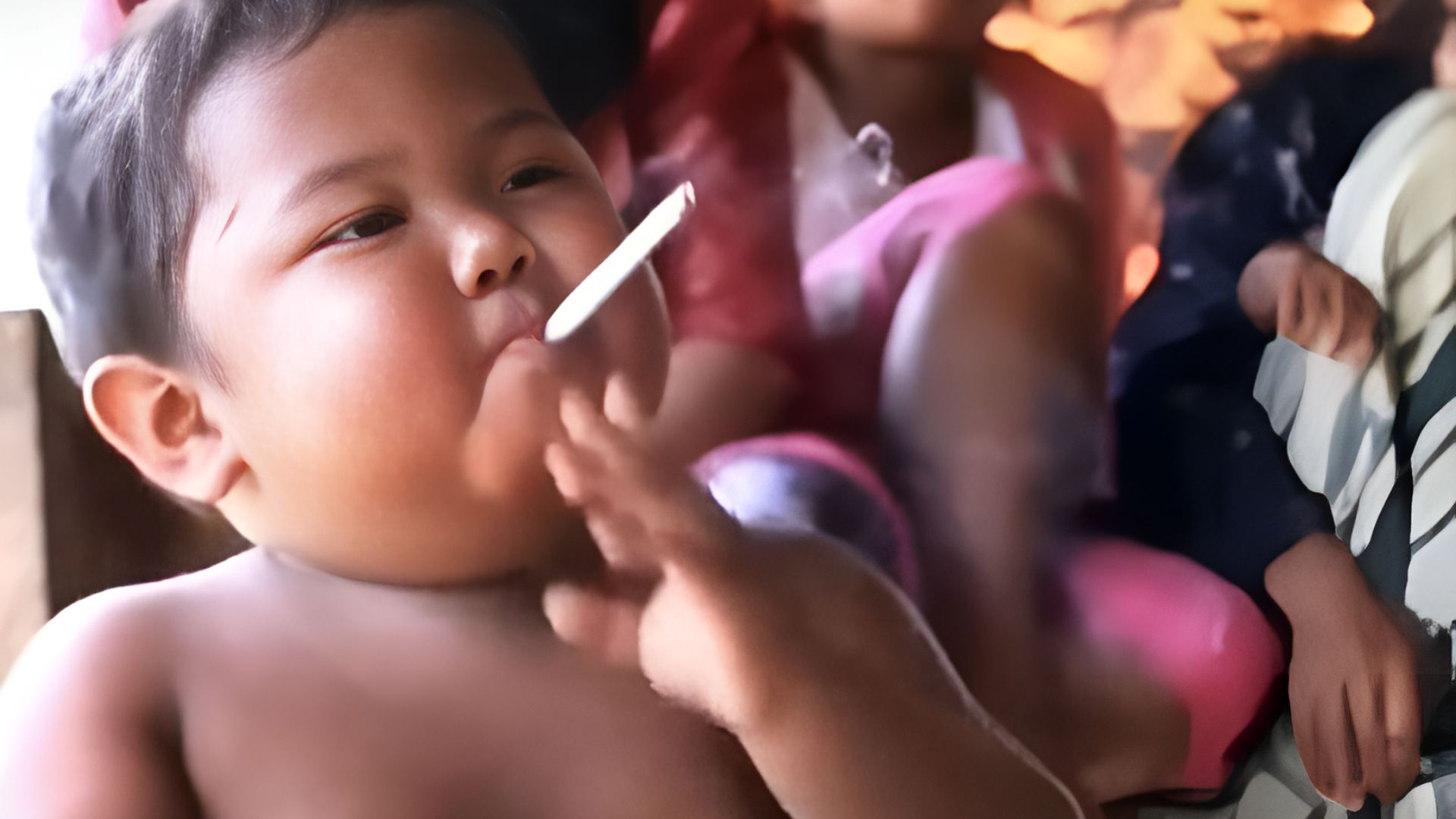 Vídeo de bebê fumante na Indonésia chocou o mundo, expôs falhas na fiscalização do tabaco e reacendeu debate sobre saúde infantil global.