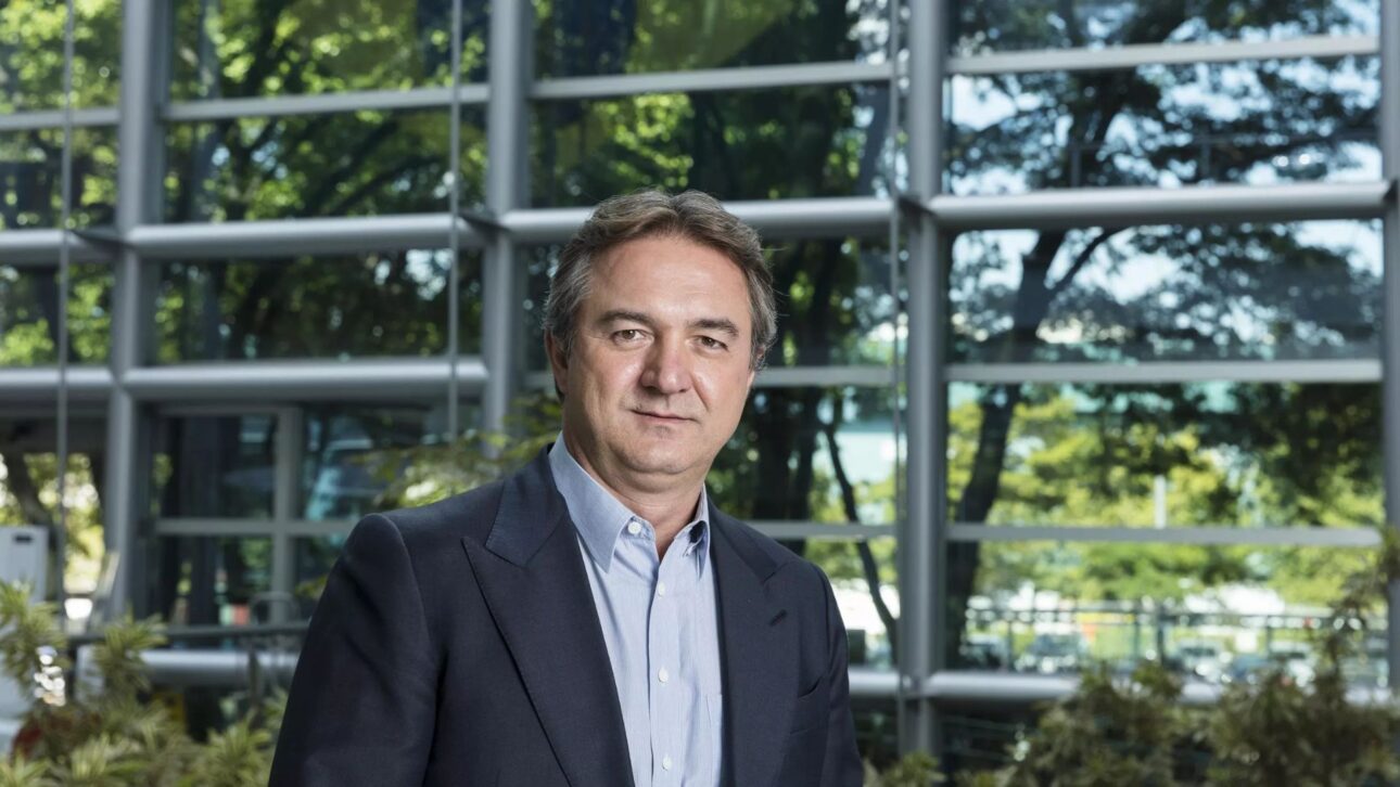 Executivo do grupo J&F em ambiente corporativo durante análise de oportunidades no setor de energia e petróleo