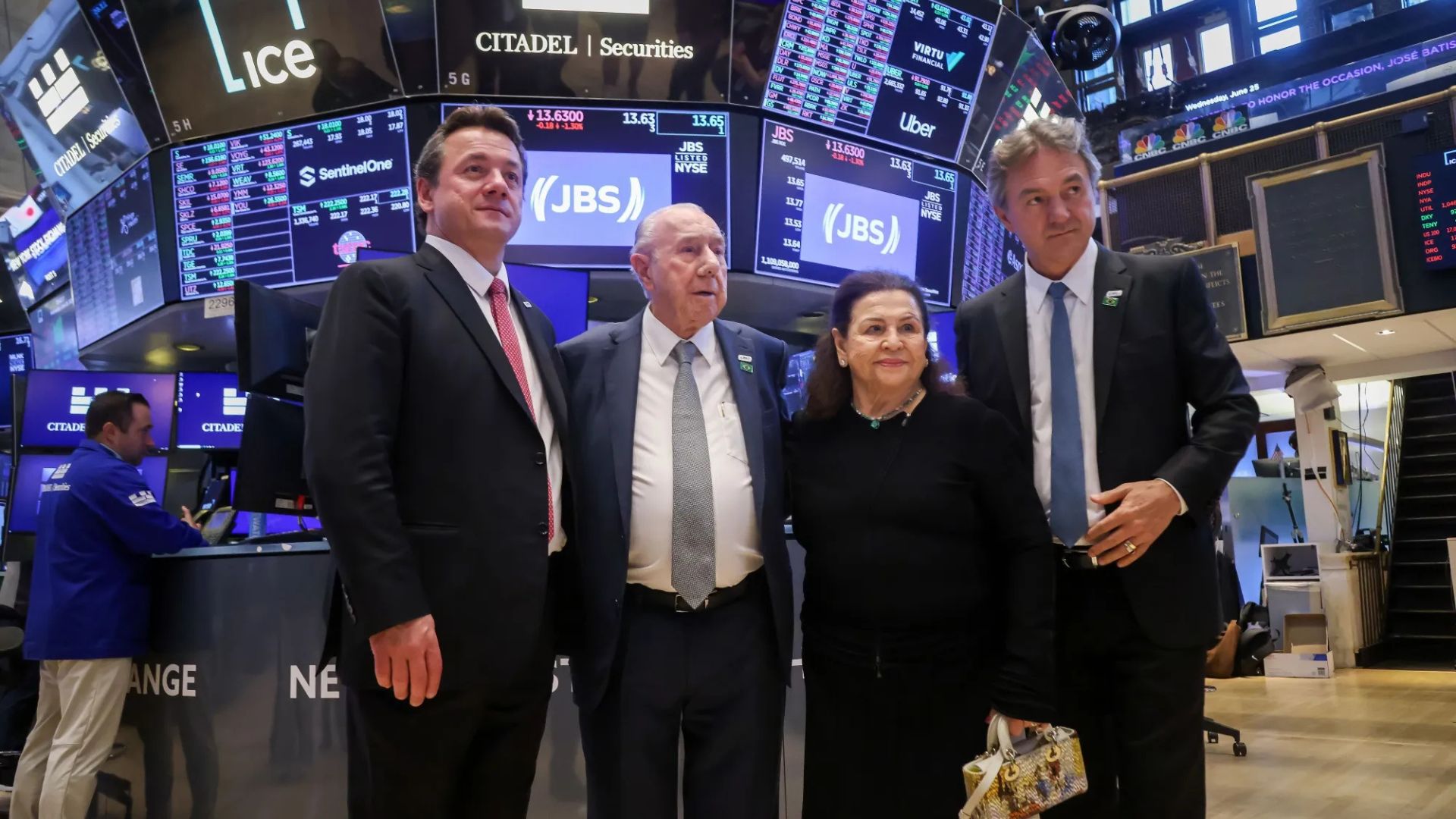 Executivos da J&F e da JBS posam no pregão da Bolsa de Valores de Nova York durante evento institucional do grupo