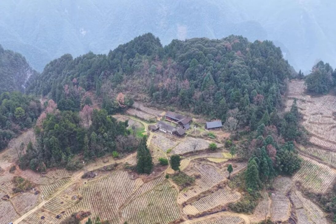 Relato em Wuchuan, Guizhou, mostra família isolada do mundo no topo de uma montanha, com energia elétrica e água potável próprias, terras recuperadas, estrada íngreme e rotina que resiste ao êxodo rural.

