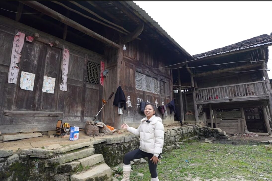 Relato em Wuchuan, Guizhou, mostra família isolada do mundo no topo de uma montanha, com energia elétrica e água potável próprias, terras recuperadas, estrada íngreme e rotina que resiste ao êxodo rural.

