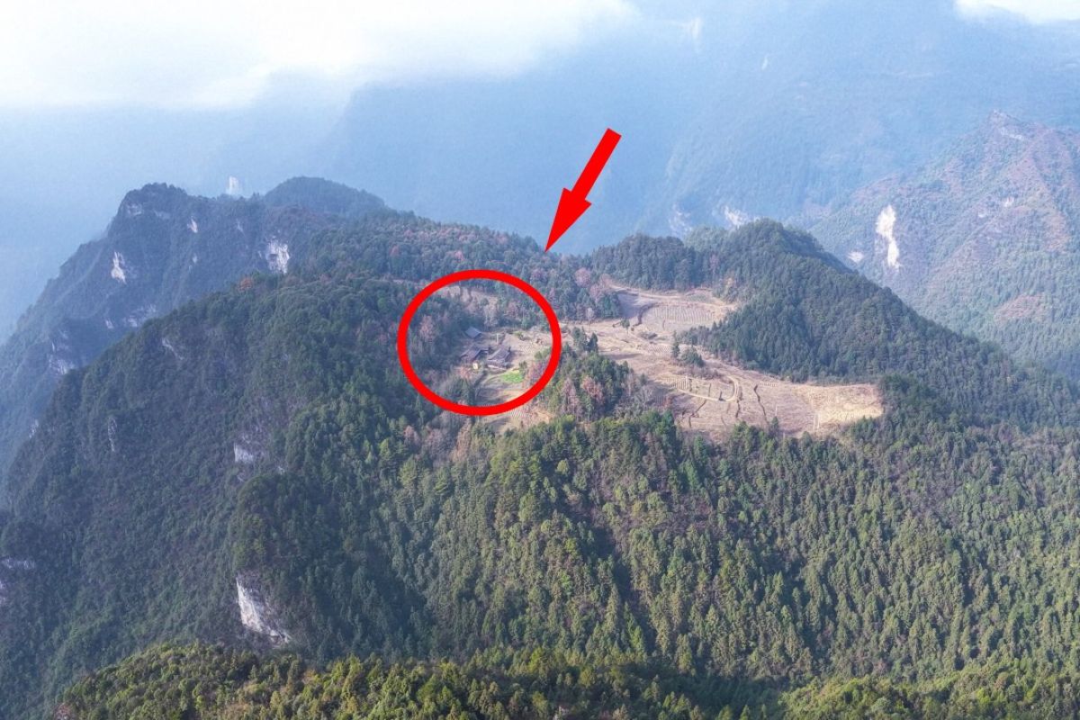 Relato em Wuchuan, Guizhou, mostra família isolada do mundo no topo de uma montanha, com energia elétrica e água potável próprias, terras recuperadas, estrada íngreme e rotina que resiste ao êxodo rural.