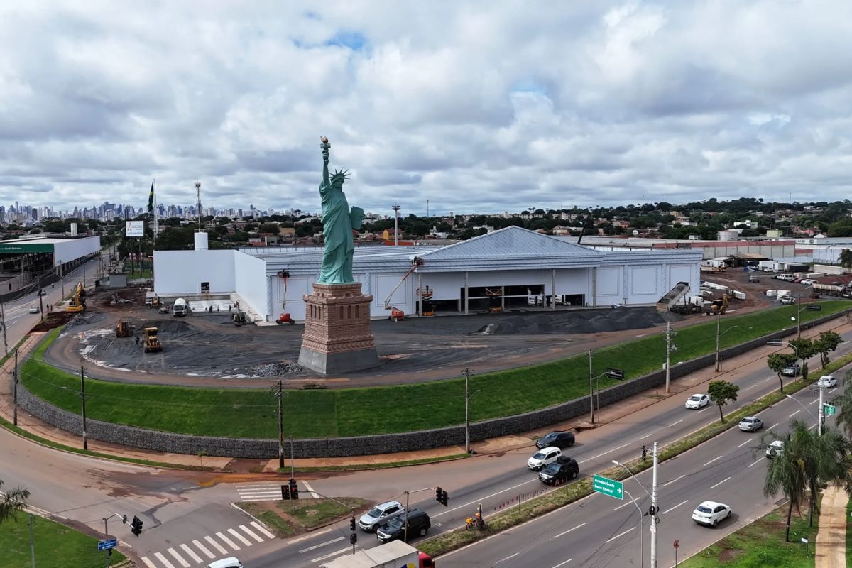 Havan inaugura megaloja em Goiânia; Luciano Hang mostra obra quase pronta com Estátua da Liberdade, estrutura colossal e promessa de impacto no varejo goiano.