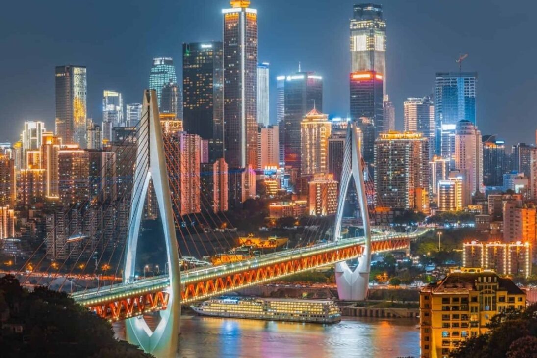 metrô da China em Chongqing soma 560 km, mistura linha de monotrilho e trilho convencional, cruza ponte recordista, desce 100 metros no subsolo e vira rede radical para uma megacidade 8D de 32 milhões de pessoas.

