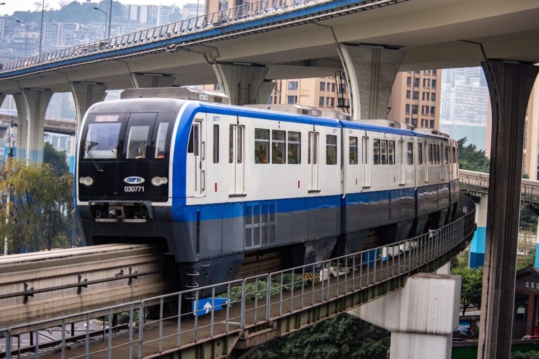 metrô da China em Chongqing soma 560 km, mistura linha de monotrilho e trilho convencional, cruza ponte recordista, desce 100 metros no subsolo e vira rede radical para uma megacidade 8D de 32 milhões de pessoas.


