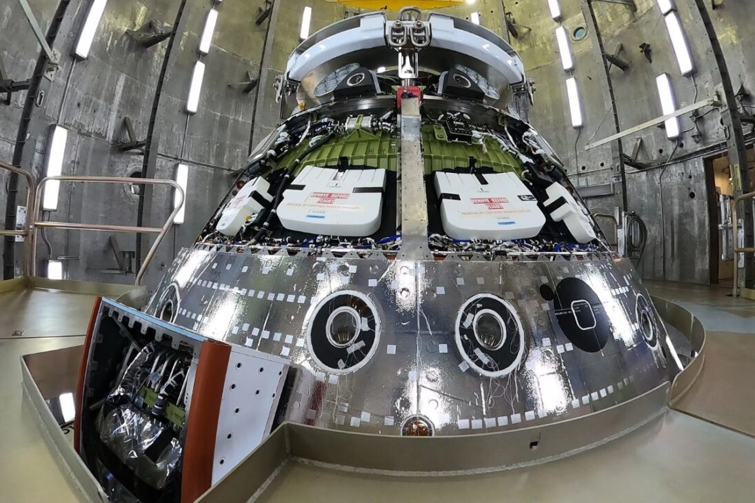 NASA detalha a Artemis 2, missão tripulada de teste para contornar a Lua, validar o foguete SLS e a cápsula Orion, com lançamento previsto e foco em segurança, propulsores e retorno controlado.