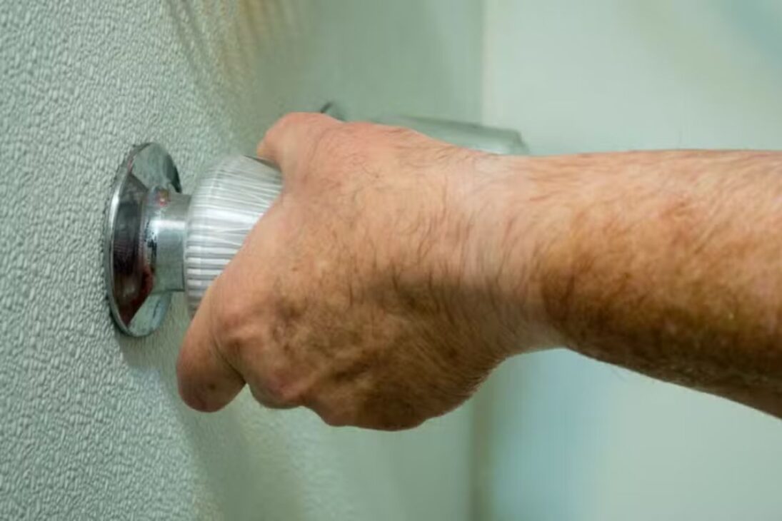 Em casas brasileiras, ligar a máquina de lavar e ir para o banho pode elevar o risco de choque e incêndio doméstico, sobretudo com fiação antiga, fuga de corrente e ausência de aterramento, exigindo atenção para evitar acidentes.