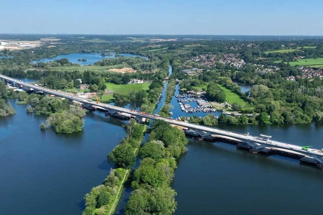 HS2 expõe túneis gigantes sob o Reino Unido: construção em área sensível, projeto paralisado e infraestrutura subterrânea pronta, enquanto trilhos e sistemas ainda dependem de replanejamento em 2026.