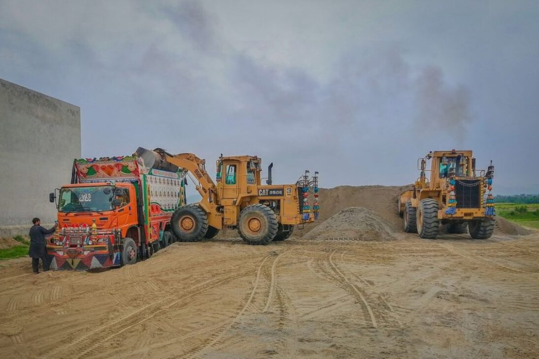 Ilha some do mapa quando a areia vira negócio: concreto, caminhões e sumiço expõem como a extração clandestina redesenha territórios e encarece obras.