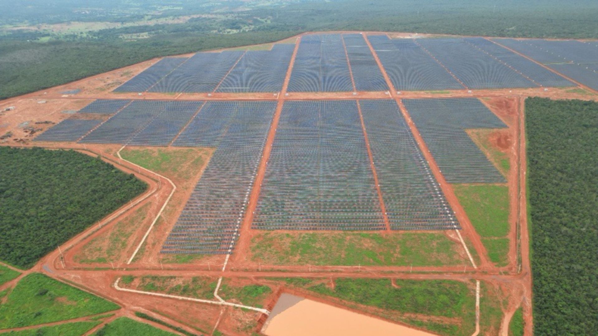 Usina solar de grande porte com painéis fotovoltaicos em área aberta, representando o uso de energia renovável contratada pelo TJMG no mercado livre de energia em 2025