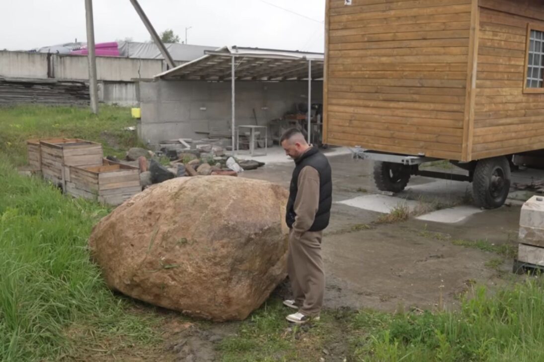 A banheira de pedra esculpida à mão a partir de granito e de uma rocha de 23.000 libras consumiu meses, muitos disco de corte e polimento e uma rotina intensa contra poeira, riscos e lesões em oficina ao ar livre.