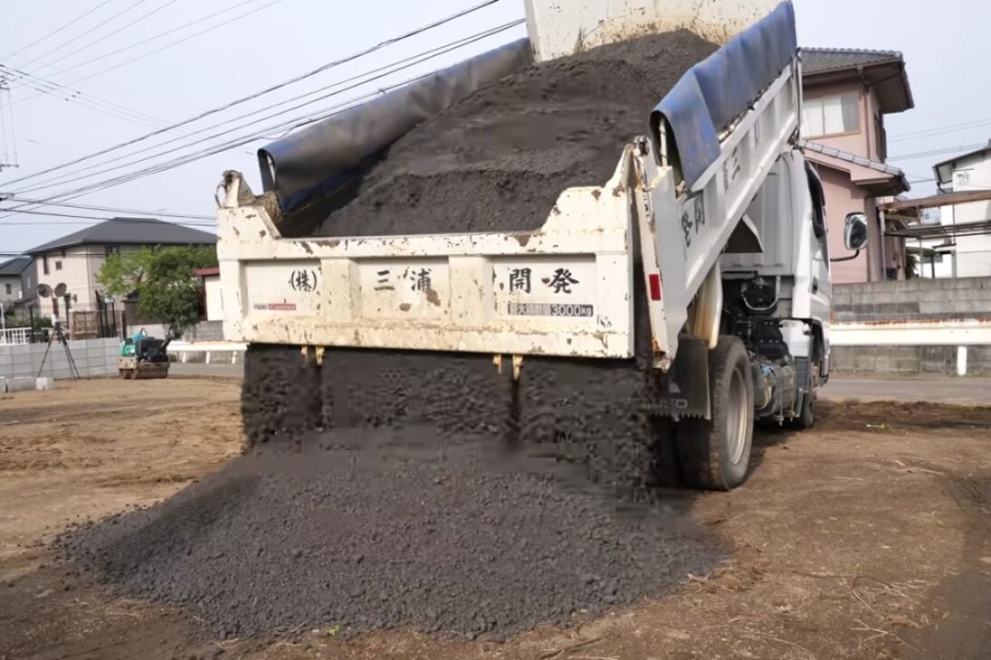 japoneses aplicam Katama SP, material de pavimentação que endurece com água, e convertem estacionamento em piso firme em três horas, reduzindo lama e poeira.

