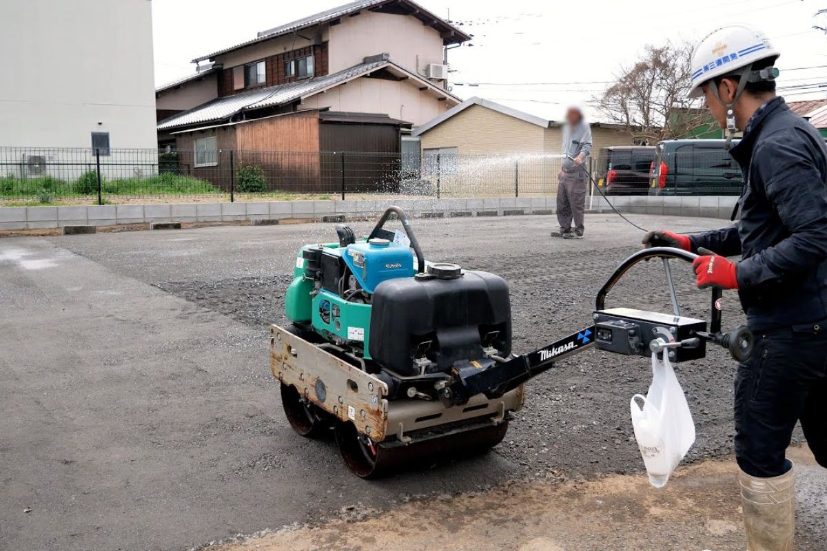 japoneses aplicam Katama SP, material de pavimentação que endurece com água, e convertem estacionamento em piso firme em três horas, reduzindo lama e poeira.
