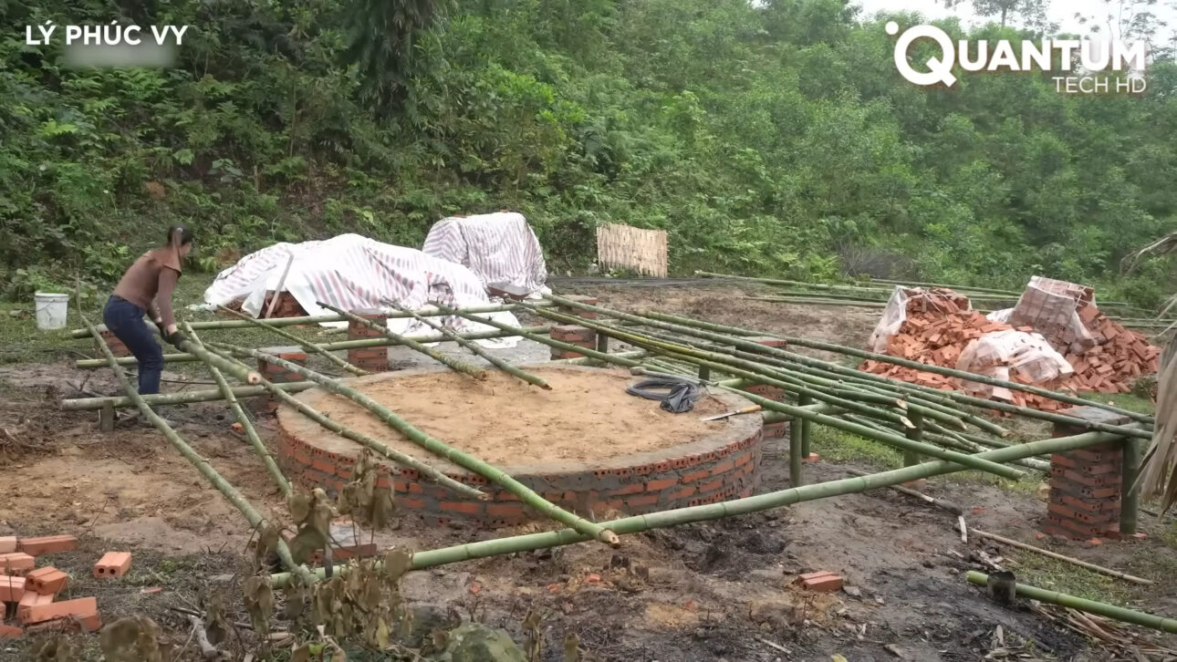 Após perder casa em incêndio, mulher constrói novo lar na selva em apenas 90 dias, vive isolada da civilização e transforma a tragédia em refúgio autossuficiente do zero