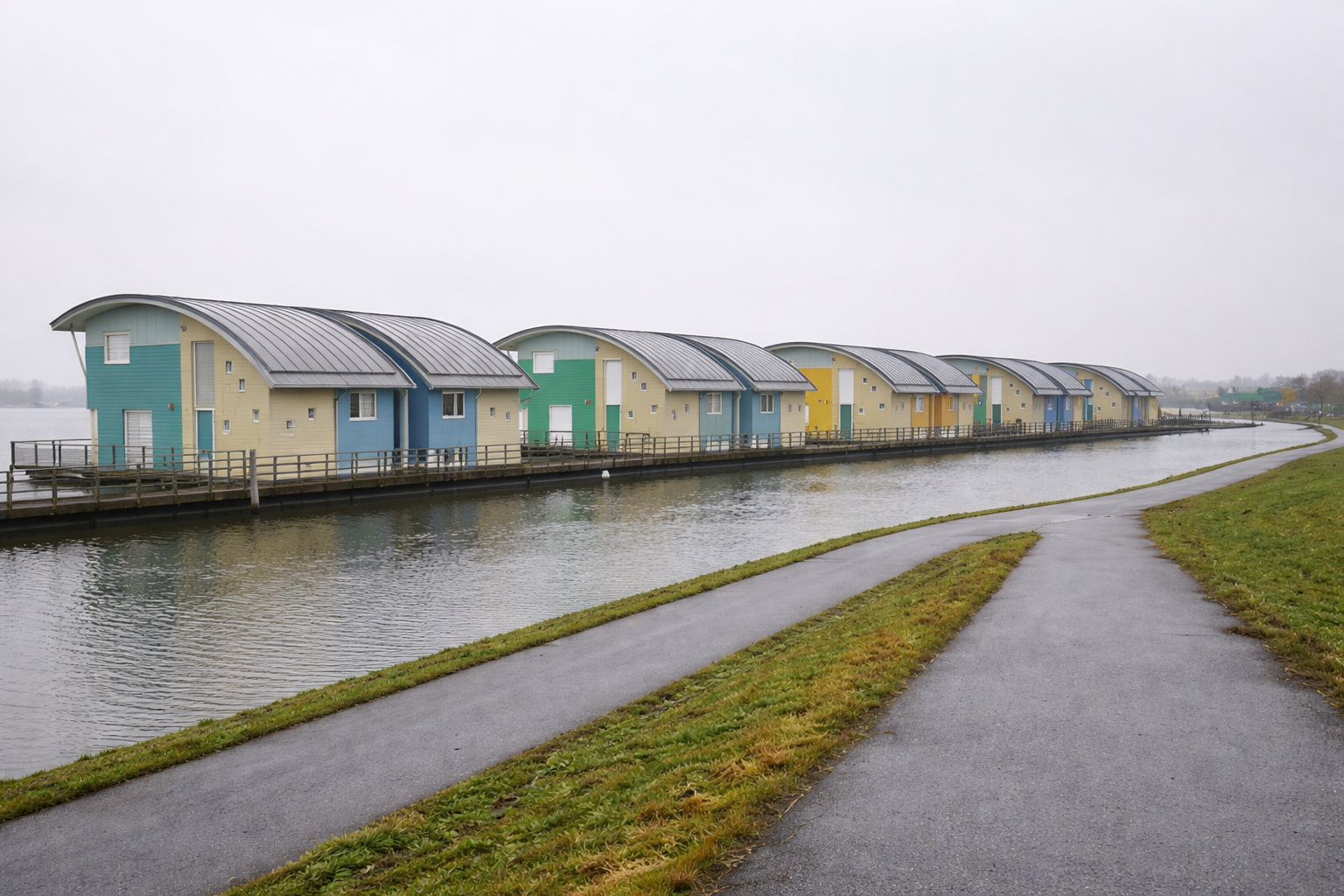 Casas que sobem até 5 metros junto com o nível do rio formam a cidade de Maasbommel, nos Países Baixos, onde plataformas hidráulicas permitem que a cidade não resista à enchente — ela simplesmente flutua