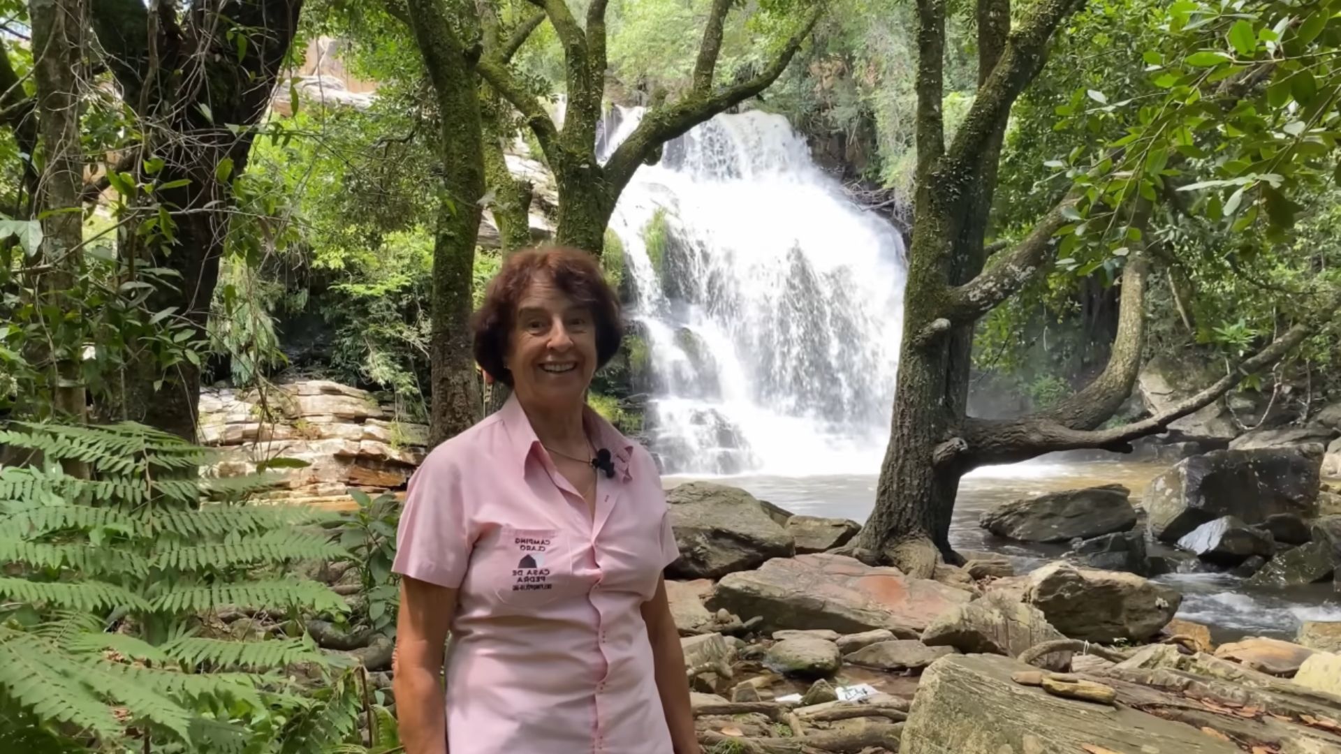Cachoeira do Complexo do Claro em Delfinópolis com mata preservada e trilha de acesso