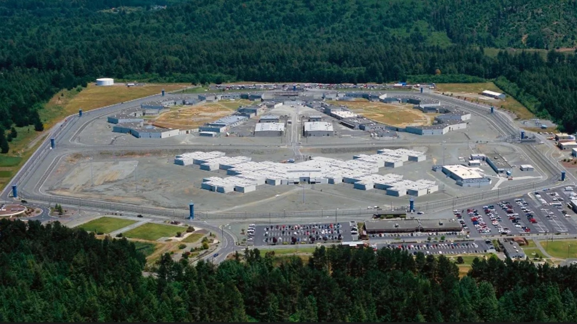 Pelican Bay encerra isolamento perpétuo e reduz população da Supermax em 90% após acordo federal histórico na Califórnia.