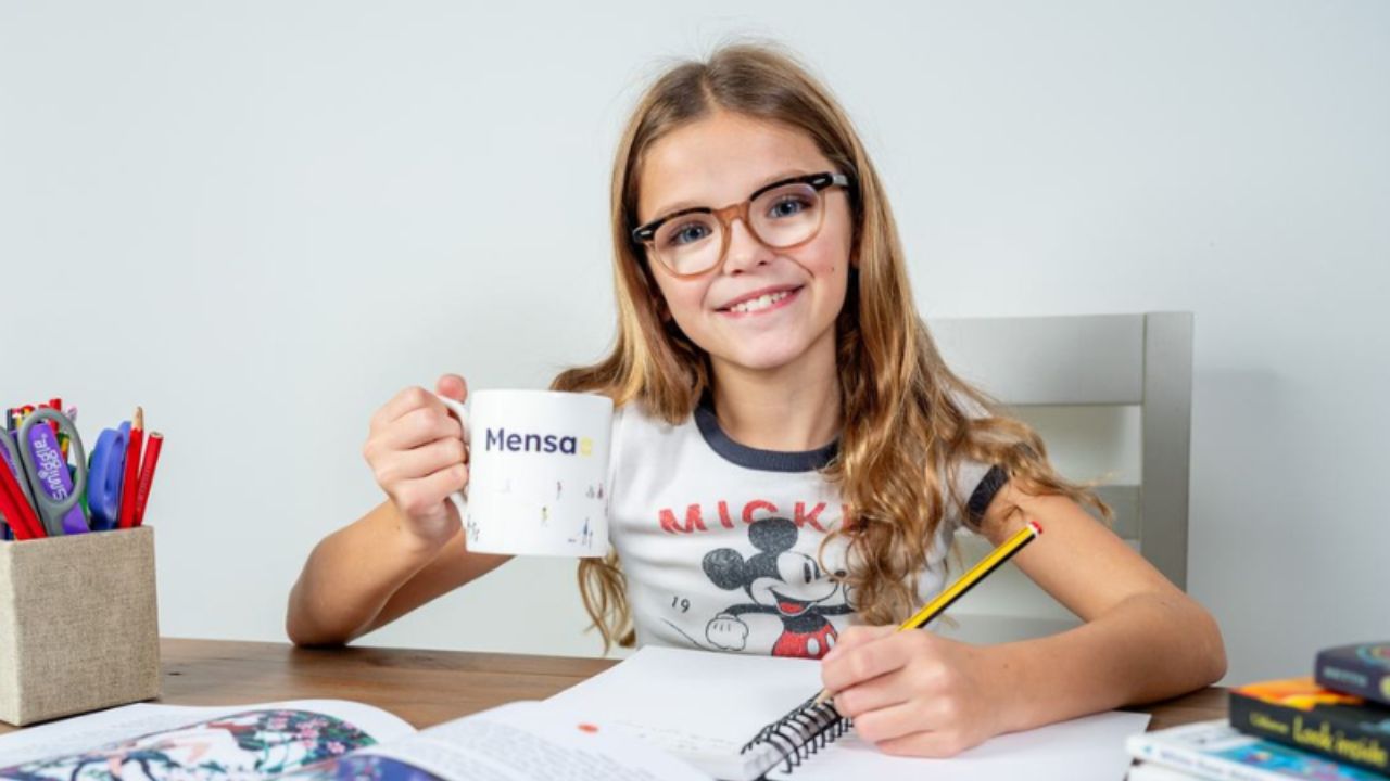 Poppy, uma criança de 10 anos diagnosticada com dislexia, entra para a Mensa, o clube de gênios, mostrando que dificuldade de aprendizagem não impede inteligência excepcional.