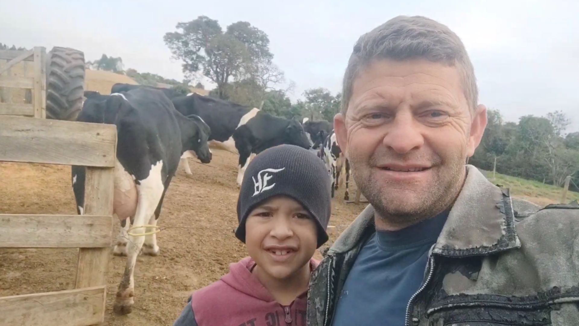 Pai e filho no sítio mostram a produção de 30 litros de leite por dia e a dieta da vaca leiteira.