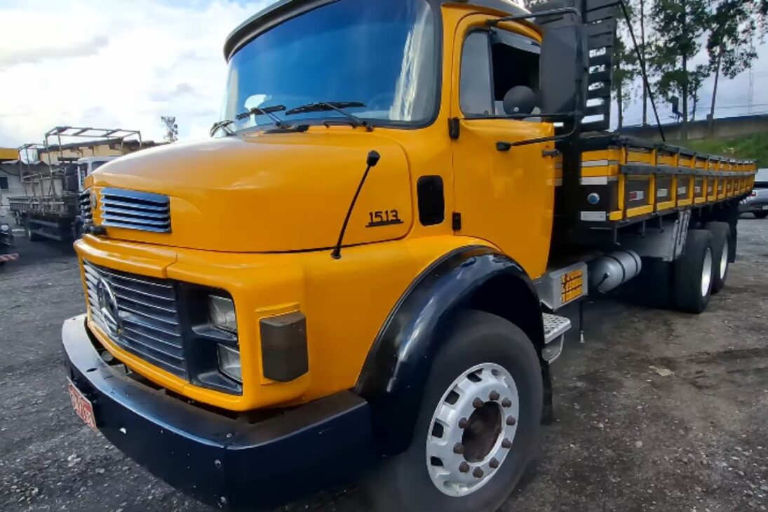 História de caminhoneiro mantém o mesmo Mercedes há 46 anos em um caminhão Mercedes antigo, vida na estrada, viagens para Belém do Pará e frete de caminhão.