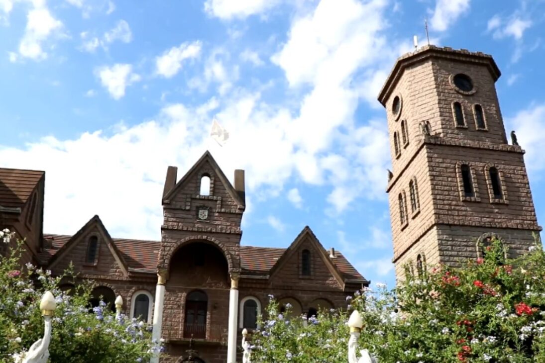História de padre e pai que ergueram castelo de pedra em Santa Catarina; hoje o castelo em Treze de Maio é castelo turístico e castelo aberto ao público.