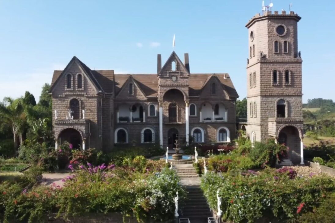 História de padre e pai que ergueram castelo de pedra em Santa Catarina; hoje o castelo em Treze de Maio é castelo turístico e castelo aberto ao público.